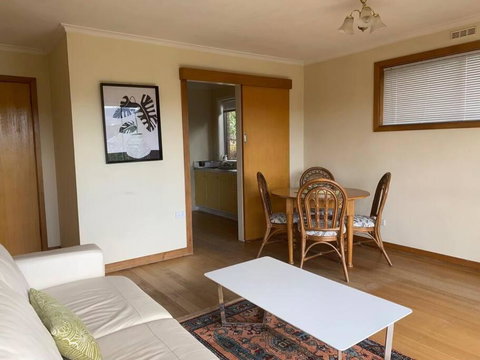 Retro Apartment Cornelian Bay - Water Views - Tourism TAS 3