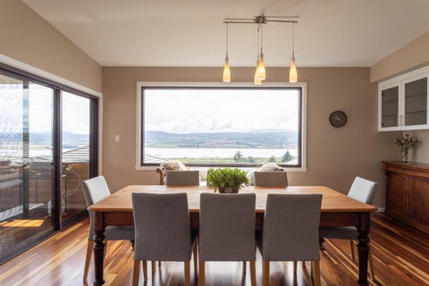 River Haven Serene Spacious With River Views - Tourism TAS 1