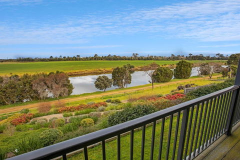 Riverside Haven - Hobart Tourism 3