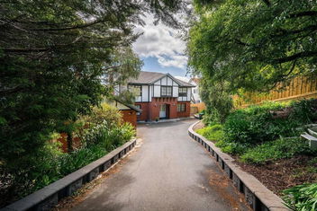 Riveting House With Incredible Water-view At SandyBay with Tourism TAS