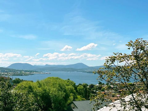 Riveting House With Incredible Water-view At SandyBay - Hobart Tourism 2