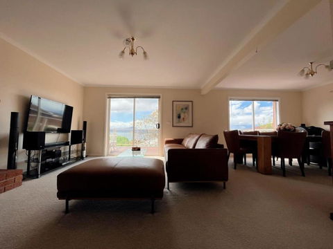 Riveting House With Incredible Water-view At SandyBay - Hobart Tourism 3