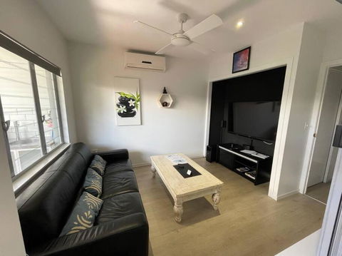 Relax At Trinity Beach Getaway, Blue Lagoon, Trinity Beach - Hobart Tourism 2