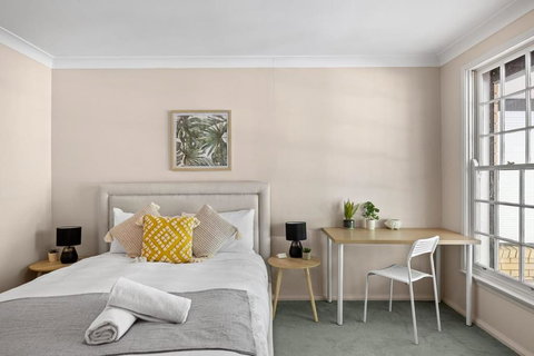 Rustic Queen Room - Located At Serene Street In Pymble - Shared Bathroom - Tourism TAS 1