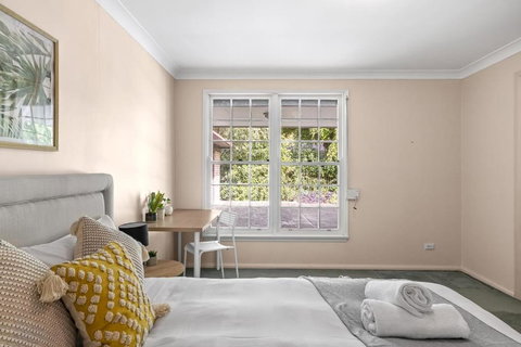 Rustic Queen Room - Located At Serene Street In Pymble - Shared Bathroom - Tourism TAS 2