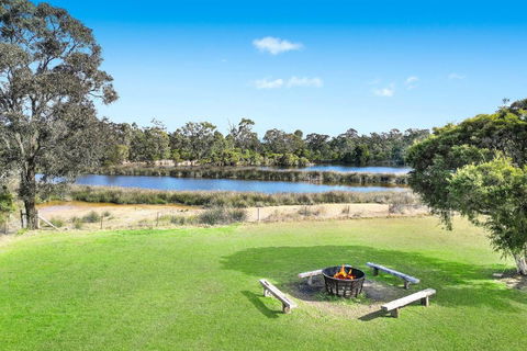 Roads End With Games Barn Ponies Alfresco Dining - Hobart Tourism 3