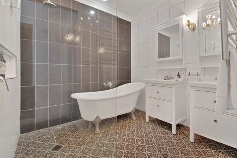 Rose Cottage - Stroll To CBD, Leafy Setting - Tourism TAS 3