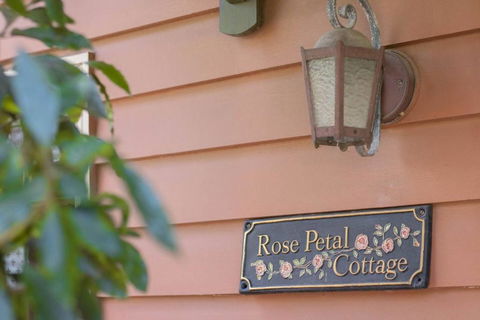 Rose Petal Cottage - Hobart Tourism 1