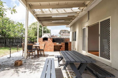 Rosebud Reset - A Beachside Group Getaway - Tourism TAS 3