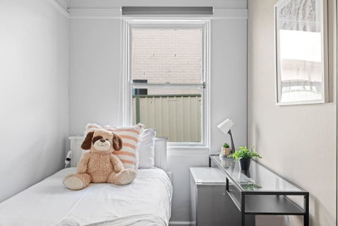 Rustic Single Room - Centrally Located At Narwee - Shared Bathroom - Tourism TAS 3