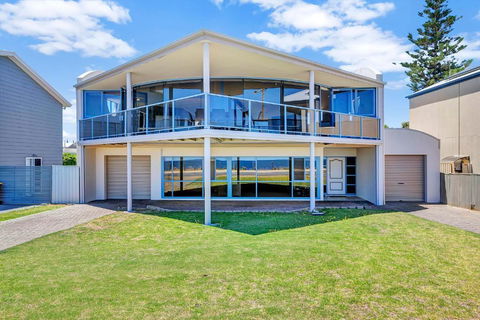 Sail Away - Aldinga Beach - C21 SouthCoast Holidays - Tourism TAS 1