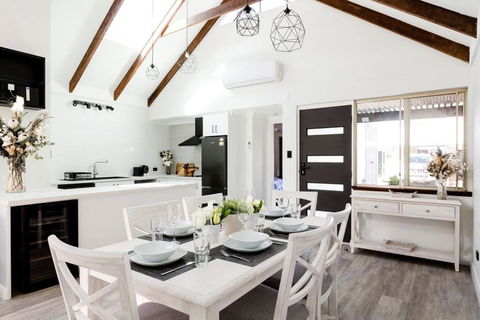 Salt & Pepper; Beautiful Town House In Margs! - Tourism TAS 0