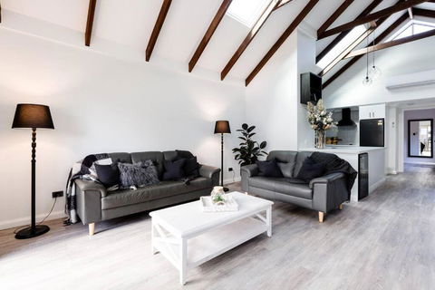 Salt & Pepper; Beautiful Town House In Margs! - Tourism TAS 1