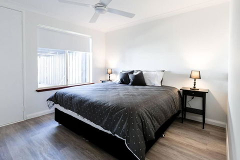 Salt & Pepper; Beautiful Town House In Margs! - Tourism TAS 3