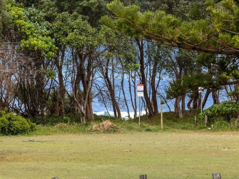 Salty Kisses On Marine Parade - Tourism TAS 1