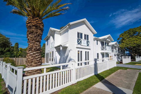 Salty Palms By The Sea - ONE - Hobart Tourism 0
