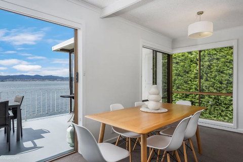 Sandy Bay Waterfront - Tourism TAS 1