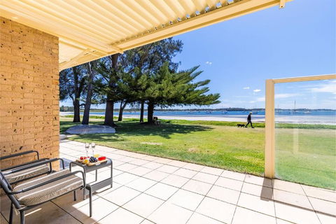 Sandy Beach House Corlette Unit 1 Waterfront WI-FI Aircon - Tourism TAS 2