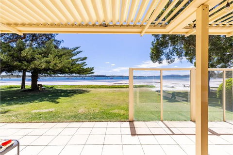 Sandy Beach House Corlette Unit 1 Waterfront WI-FI Aircon - Tourism TAS 1