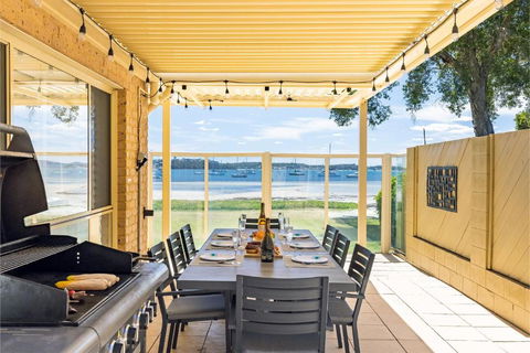 Sandy Beach House Corlette Unit 1 Waterfront WI-FI Aircon - Tourism TAS 3