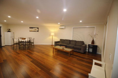 Silver House - Melbourne Airport Accommodation - Hobart Tourism 3