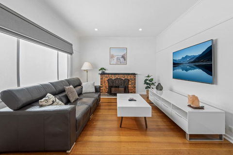 Spacious 3-Bed With Outdoor Dining Near Airport - Hobart Tourism 0