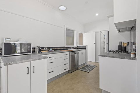 Spacious 3-Bed With Outdoor Dining Near Airport - Hobart Tourism 3
