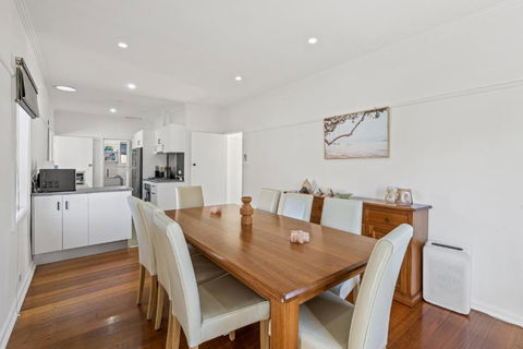 Spacious 3-Bed With Outdoor Dining Near Airport - Hobart Tourism 2