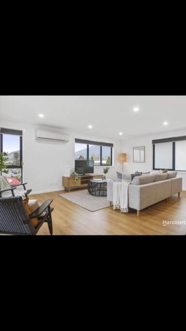 Spacious House Close To Hobart CBD WiFi And New Sony QLED Smart TV - Hobart Tourism 1