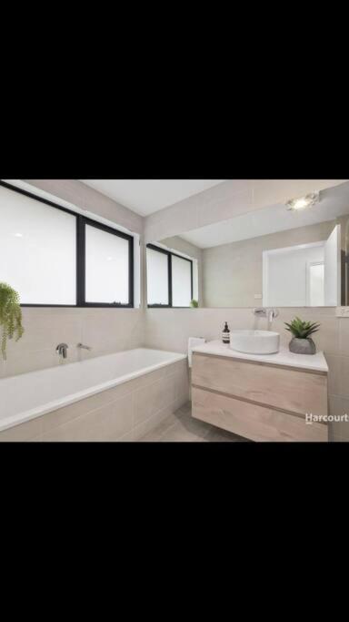 Spacious House Close To Hobart CBD WiFi And New Sony QLED Smart TV - Hobart Tourism 3