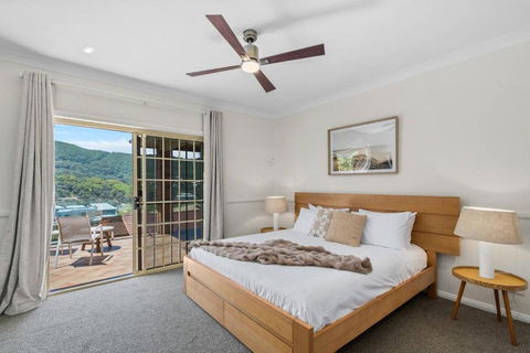 Stanwell Park Escape - Sprawling Beachfront Living - Tourism TAS 3