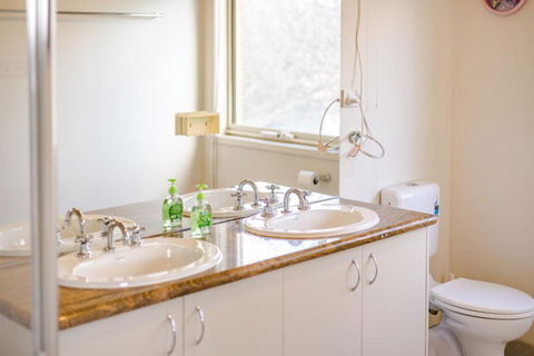 StayAU Family Home Comfort In Caroline Springs - Tourism TAS 3