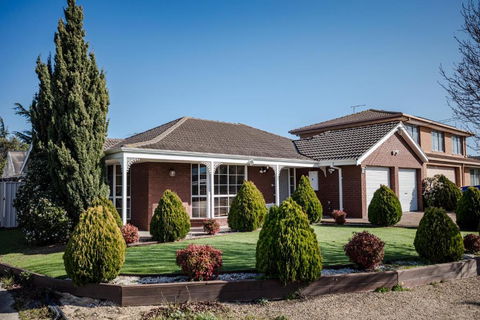 StayAU Tranquil 4BR Lakeside Retreat In Seabrook - Hobart Tourism 0