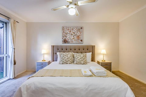 StayAU Tranquil 4BR Lakeside Retreat In Seabrook - Hobart Tourism 2