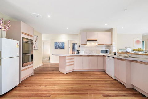 Stunning Family Home The Heart Of Box Hill North - Hobart Tourism 3