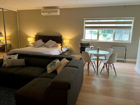 Super Luxury Self Contained Studio Unit - Hobart Tourism 0