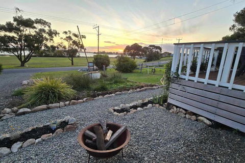 The Boathouse, A Place To Unwind & Explore - Hobart Tourism 3