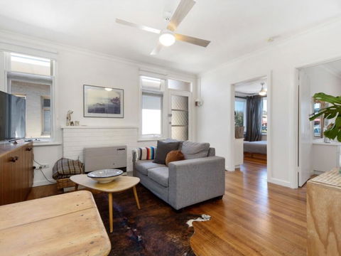 Beachside Apartment - Hobart Tourism 1