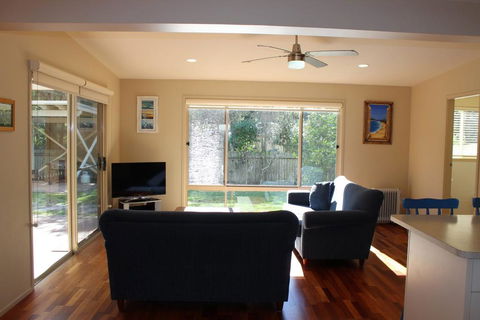 BEACHSIDE VILLA 2 - Hobart Tourism 3