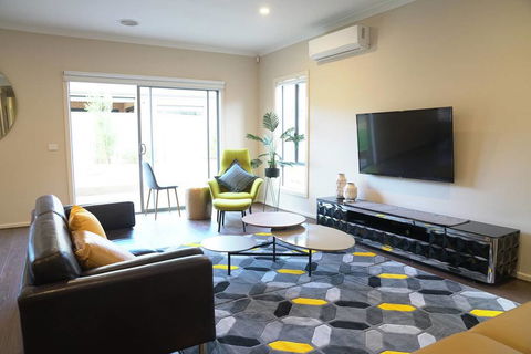 Beautiful House In Melbourne Southwest - Tourism TAS 3