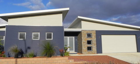 Beautifully Appointed Large Family Home - Tourism TAS 1