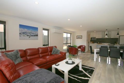 Bedrock - 11 Twynam Street, Jindabyne - Hobart Tourism 3