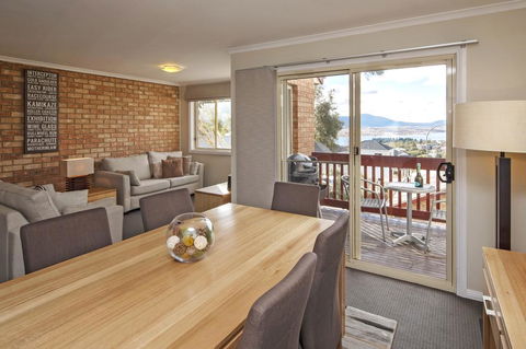 Beloka 9 - Overlooking Lake Jindabyne - Hobart Tourism 3