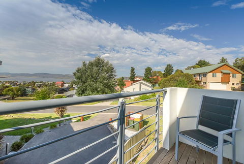 Beloka Close - Modern, Spacious, And Pet Friendly Accommodation - Hobart Tourism 0