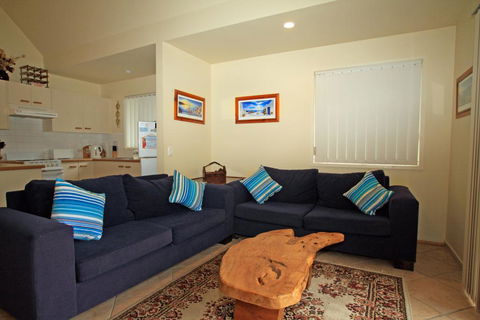 Berrara Lagoon Front Chalet - Tourism TAS 2