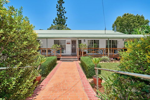 Birds 'n' Bloom Cottages - Hobart Tourism 3