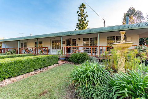 Birds 'n' Bloom Cottages - Hobart Tourism 2