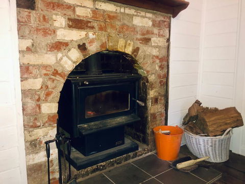 Blue Duck Cottage, Village Comfort, Fireplace - Hobart Tourism 3