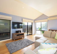 BLUE SKYES - family home with balcony  views. - Hobart Tourism