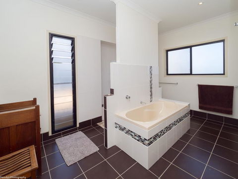 Blue Water Retreat - Upstairs - Hobart Tourism 1
